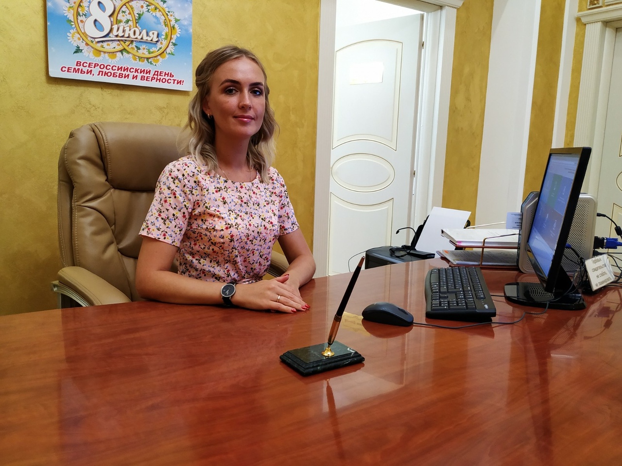 Яна Харитонова работает на регистрации браков второй год Яна Харитонова работает на регистрации браков второй год