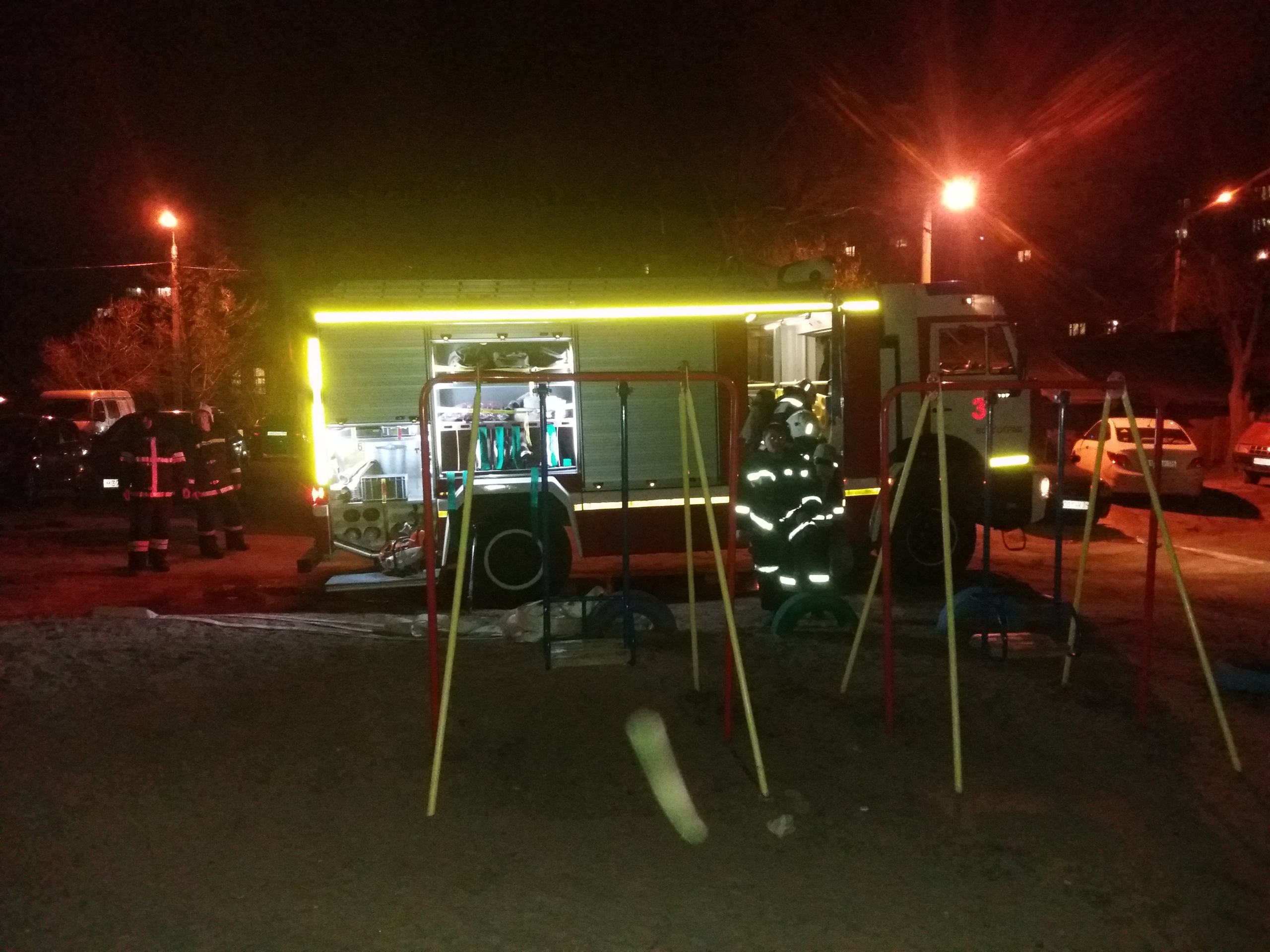 «Помогите, я ранен!»: пожар в центре Волгограда выгнал на улицу жителей целого подъезда