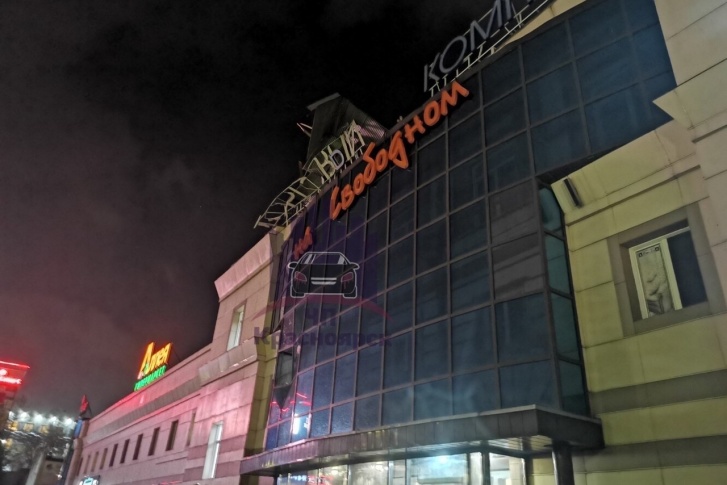 С «Торгового квартала на Свободном» сдуло вывеску С «Торгового квартала на Свободном» сдуло вывеску