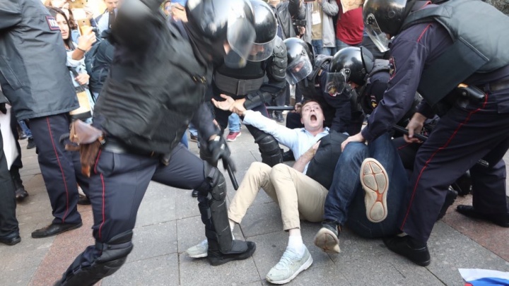 Валили на землю и били дубинками: 800 человек задержали в Москве на акции за честные выборы