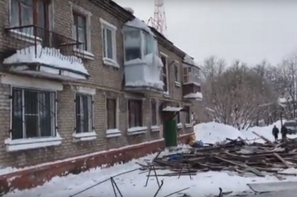 Кровля дома обрушилась в ночь на 9 февраля Кровля дома обрушилась в ночь на 9 февраля
