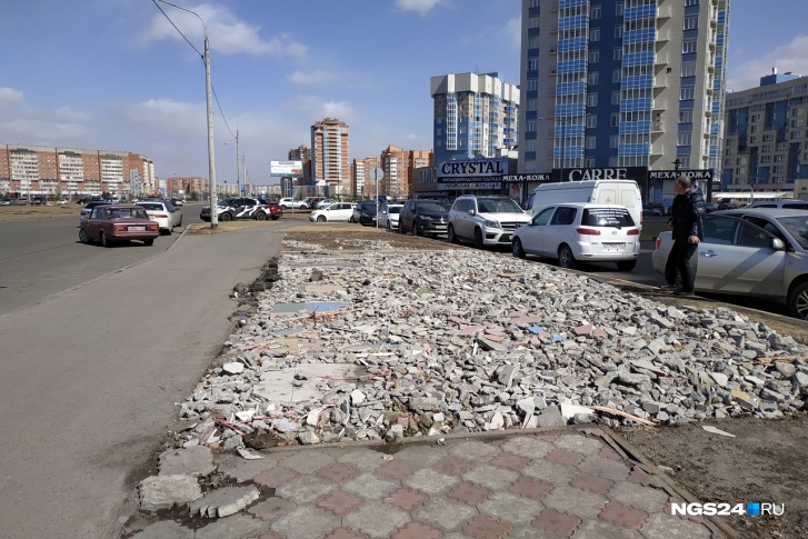 Такую площадку оставили после себя строители в марте Такую площадку оставили после себя строители в марте