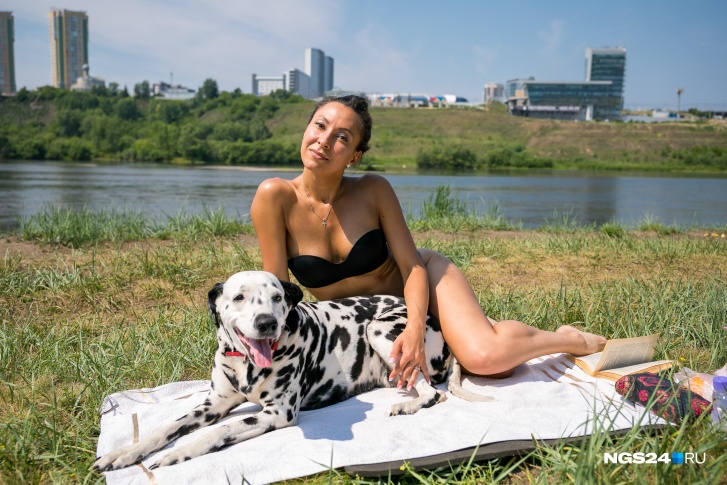 Девушки в Красноярске для загара выбирают о. Отдыха и о. Татышев, и поделились своим мнением, где отдыхать лучше