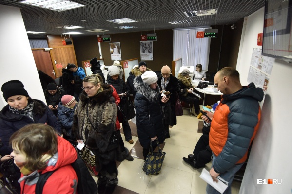 Утром 1 февраля екатеринбуржцы пришли с оригиналами документов в МФЦ и ЦМУ: большие очереди были только в первые часы их работы Утром 1 февраля екатеринбуржцы пришли с оригиналами документов в МФЦ и ЦМУ: большие очереди были только в первые часы их работы