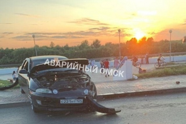 Машина вылетела на тротуар от удара Машина вылетела на тротуар от удара