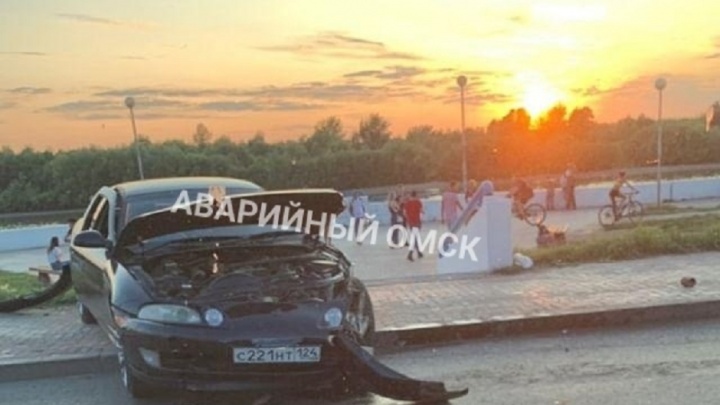 Водитель Toyota сбил стоявшую на тротуаре Иртышской Набережной женщину