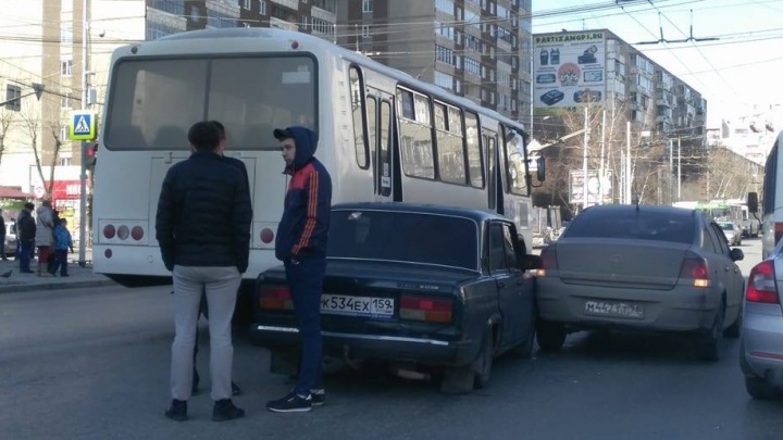 Улица Белинского встала в большую пробку из-за мелкого ДТП с маршруткой и двумя легковушками