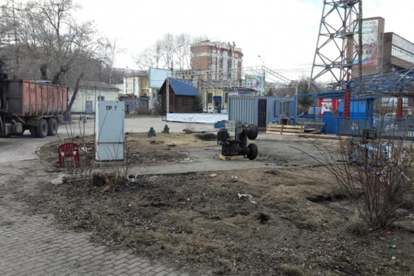 Вот так сейчас выглядит место, где раньше находился аттракцион Вот так сейчас выглядит место, где раньше находился аттракцион