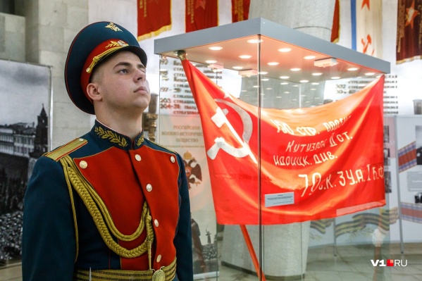Ценные экспонаты сразу взял под охрану почётный караул Ценные экспонаты сразу взял под охрану почётный караул