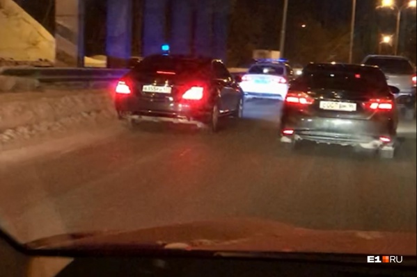 Ради проезда этого кортежа в Екатеринбурге начали перекрывать улицы в утренний час пик Ради проезда этого кортежа в Екатеринбурге начали перекрывать улицы в утренний час пик