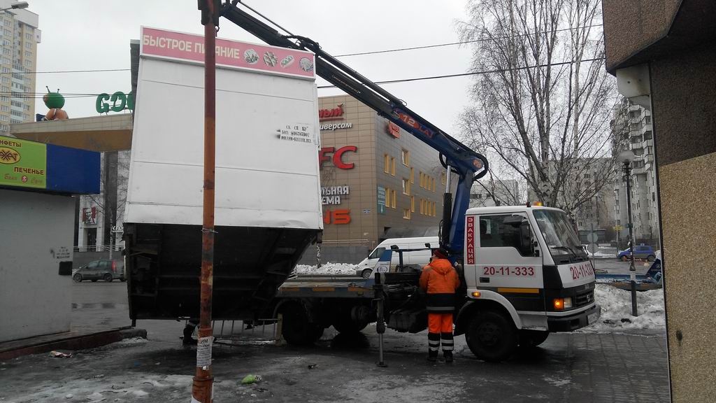 На ВИЗе с улиц вывезли киоски, в которых торговали фейерверками, шаурмой и тортами
