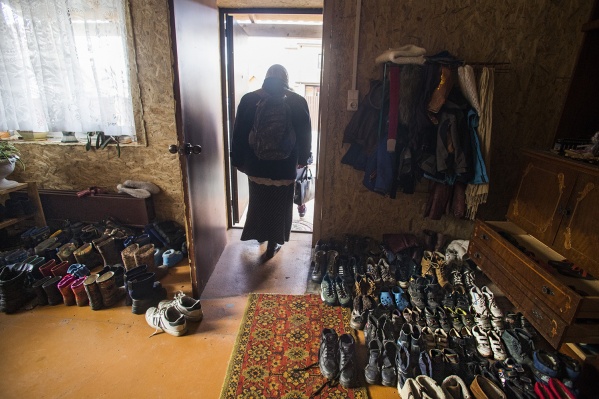 Обувь и даже одежду оставляют в прихожей — вдруг кому что понадобится Обувь и даже одежду оставляют в прихожей — вдруг кому что понадобится