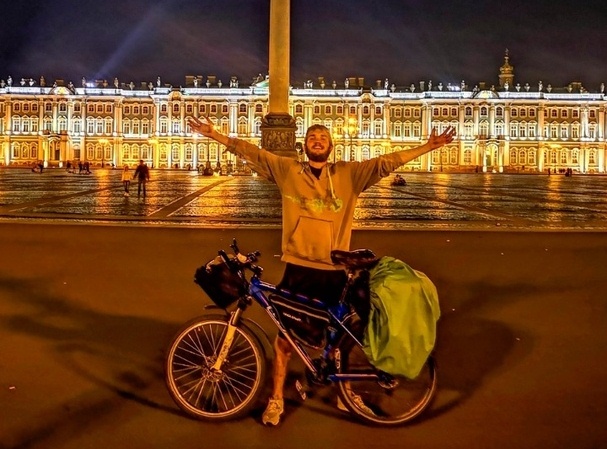 Бармен из Красноярска проехал на велосипеде до Питера, чтобы увидеть город мечты