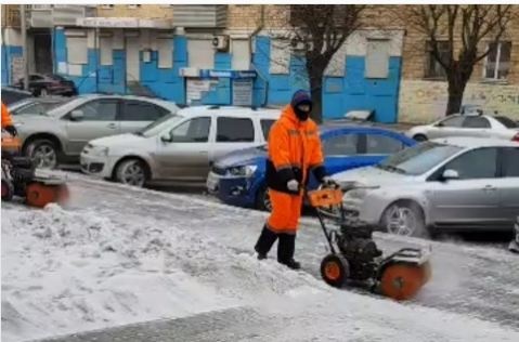 Тротуары будут мести по-новому:глава города Ерёмин показал работу мобильных мотоблоков