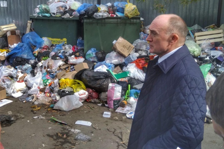 Во многие дворы мусоровоз до сих пор не заглянул Во многие дворы мусоровоз до сих пор не заглянул