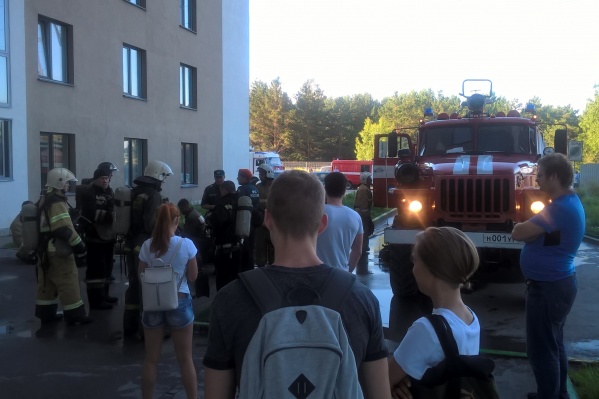 Пожар случился в 17-этажном доме на улице Русская Пожар случился в 17-этажном доме на улице Русская
