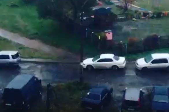 Снег заметен только на видео, на фото остаются лишь еле заметные белые полосы Снег заметен только на видео, на фото остаются лишь еле заметные белые полосы