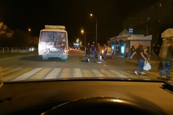 Один из пешеходов был сбит у автобусной остановки во Втором микрорайоне. Мужчина жив, но получил травмы Один из пешеходов был сбит у автобусной остановки во Втором микрорайоне. Мужчина жив, но получил травмы