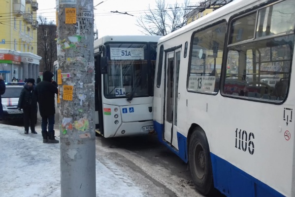 Травмированных пассажиров автобуса увезли на скорой Травмированных пассажиров автобуса увезли на скорой