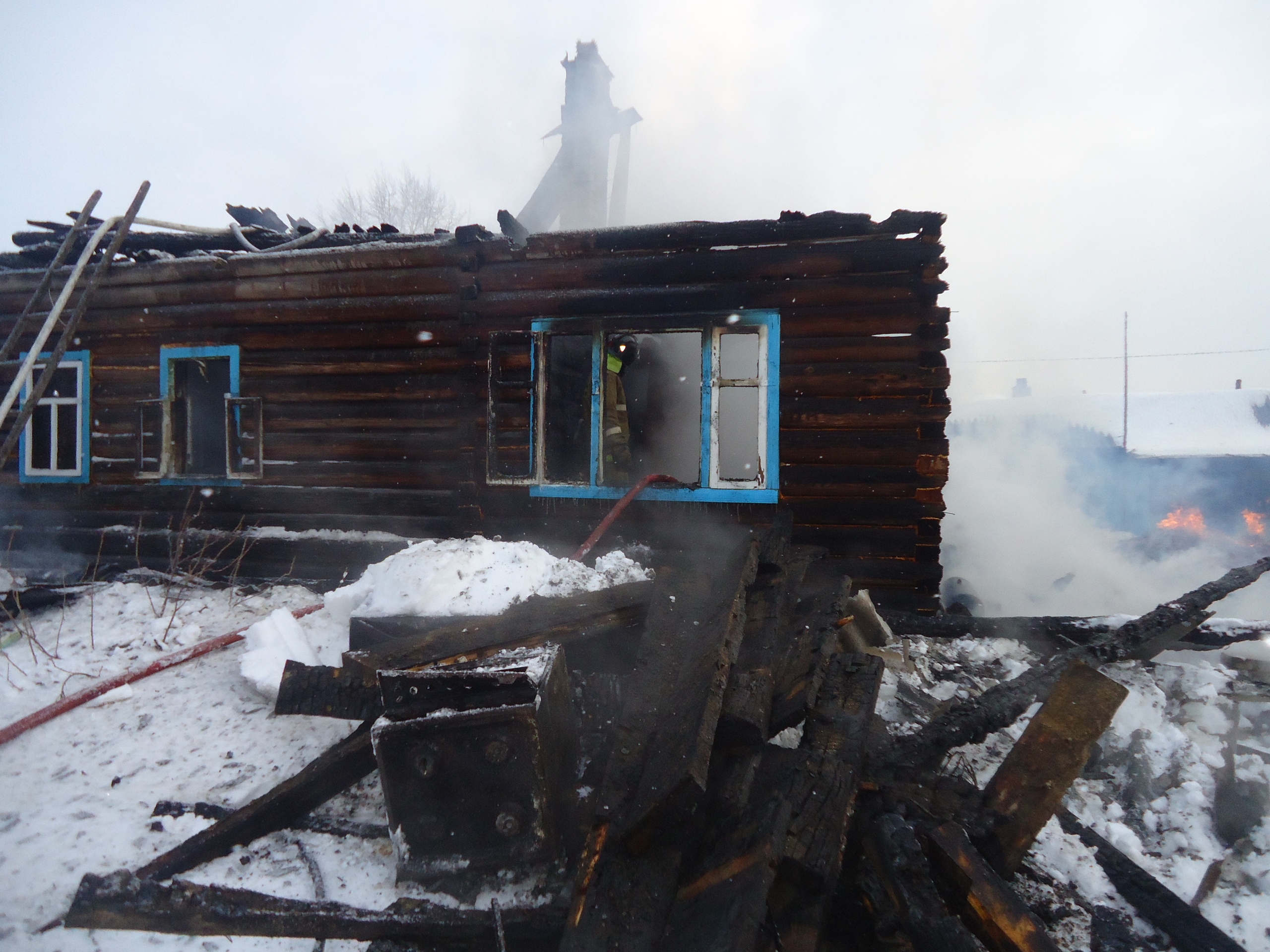Обнаружили тела, когда потушили дом: в Вельском районе супруги-пенсионеры погибли при пожаре