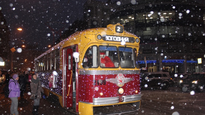 За штурвалом — Дед Мороз: катаемся на новогоднем трамвае в Нижнем Новгороде