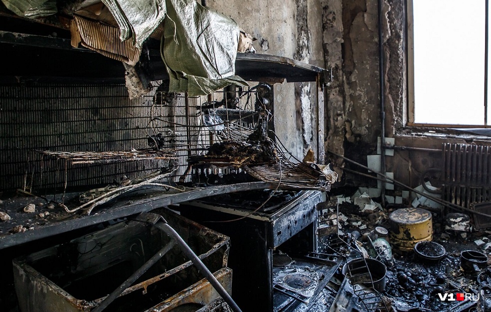 «Все взрослые ушли в магазин»: в полыхающем доме Волгограда погибли двое малышей