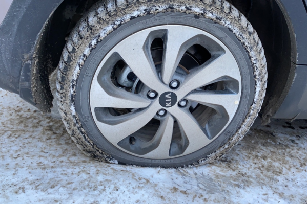 Читательница НГС сегодня утром тоже пробила колёса автомобиля на улице Ватутина Читательница НГС сегодня утром тоже пробила колёса автомобиля на улице Ватутина