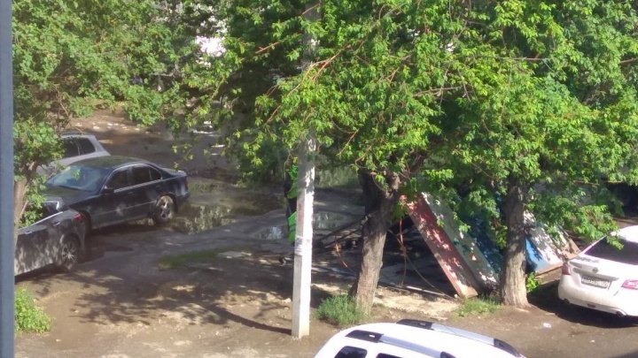 «Делают нелегальную парковку»: во дворе в Пионерском снесли веранду и поставили будку охраны