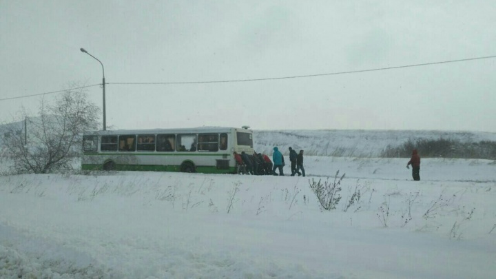 Пассажирам из «Солнечного» пришлось толкать на Бадалыке застрявший автобус