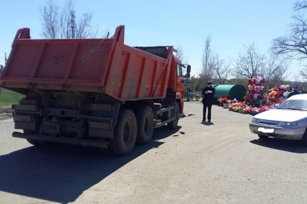 Старушка шла по обочине дороги Старушка шла по обочине дороги