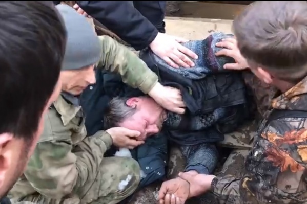 Первую помощь оказывали активисты, полицейские не стали помогать Первую помощь оказывали активисты, полицейские не стали помогать