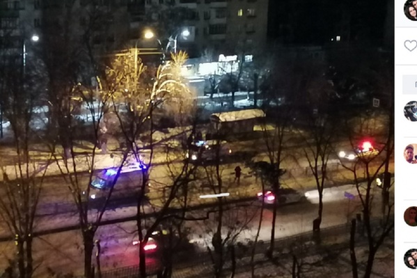 На место прибыли экстренные службы На место прибыли экстренные службы