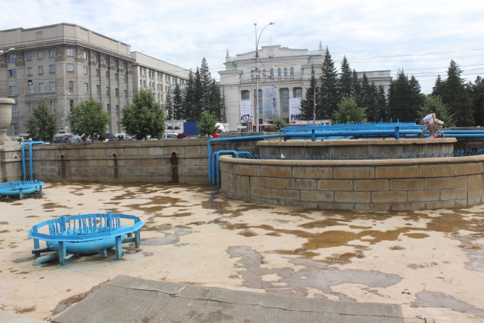 Фонтан в Первомайском сквере без воды и купающихся Фонтан в Первомайском сквере без воды и купающихся