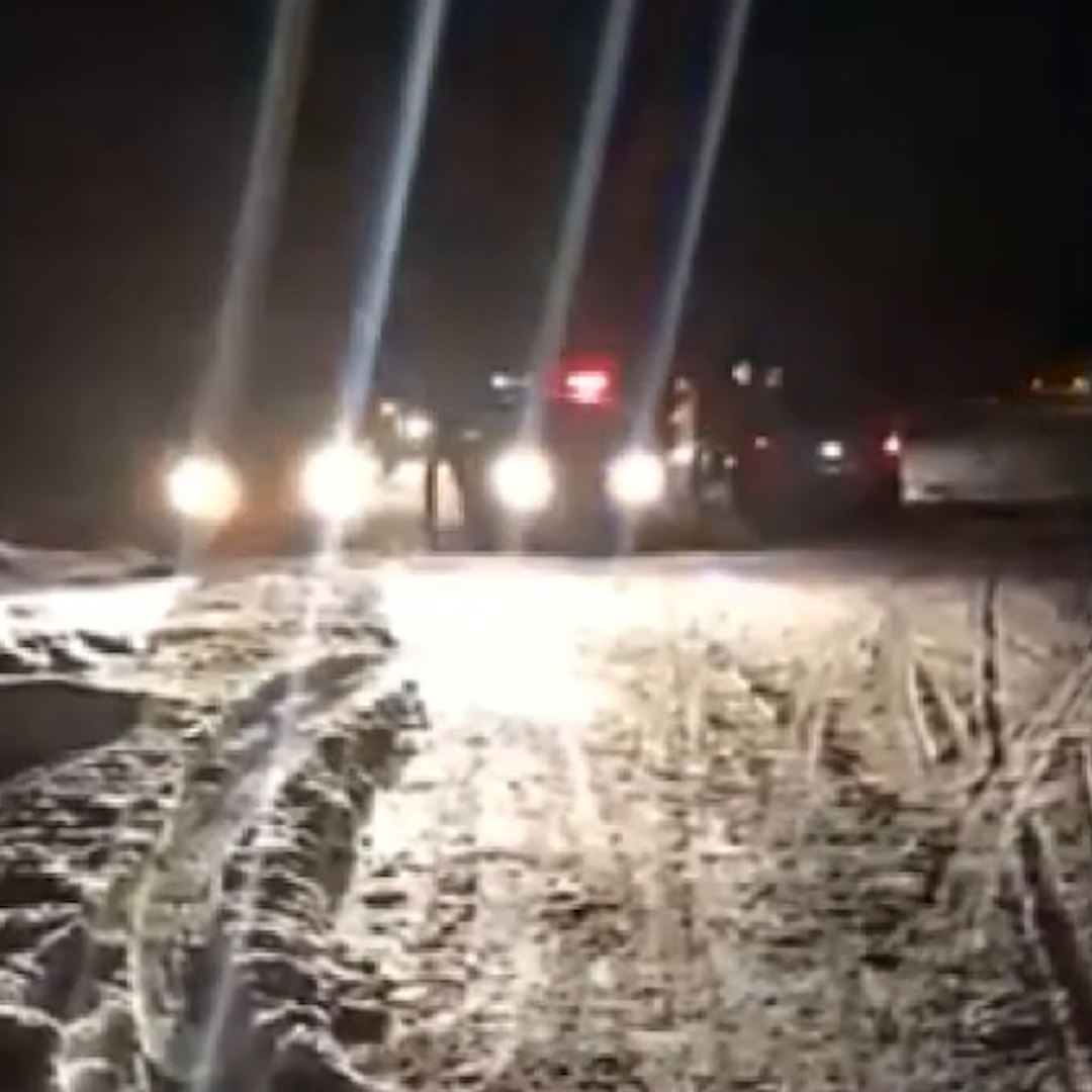Глубокой ночью жители Варны съехались на дорогу, ведущую к «Топольку», готовые перекрыть трассу. Но сделать это им не позволили сотрудники ГИБДД Глубокой ночью жители Варны съехались на дорогу, ведущую к «Топольку», готовые перекрыть трассу. Но сделать это им не позволили сотрудники ГИБДД