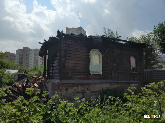Снос старинных домов начался утром, но затем работы остановили из-за появления общественников Снос старинных домов начался утром, но затем работы остановили из-за появления общественников