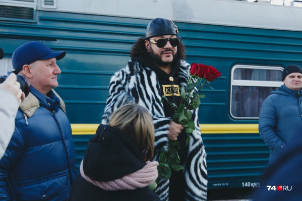 Поп-король, как всегда, выглядел экстравагантно Поп-король, как всегда, выглядел экстравагантно 