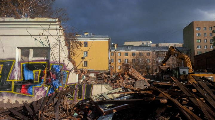 В тихом центре Новосибирска начали сносить пять старых и опасных зданий