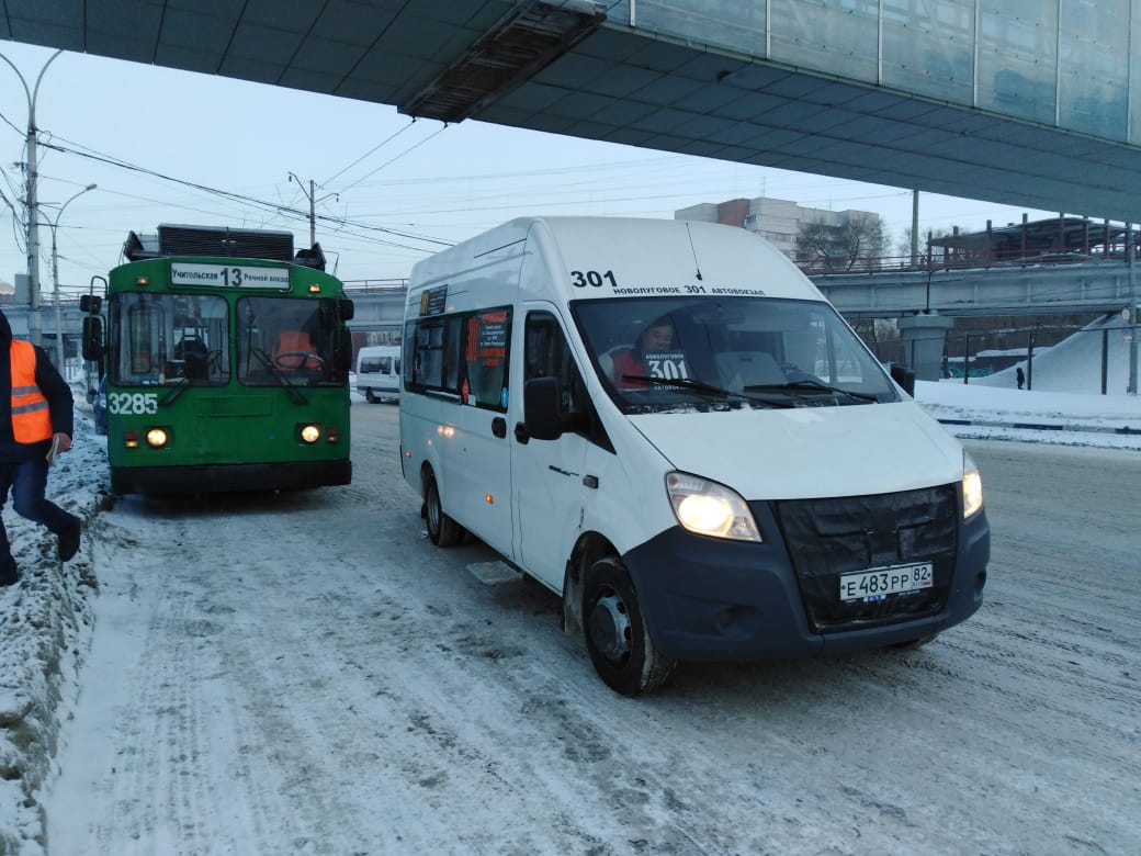 Троллейбус № 13 разбил стекло маршрутке на Красном проспекте | 31.01.2019 |  Новосибирск - БезФормата