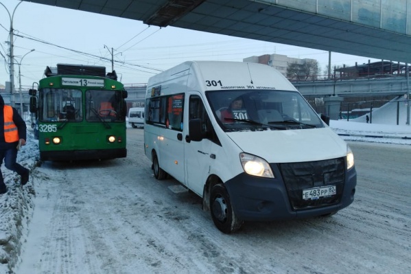 Авария случилась на остановке «Автовокзал» Авария случилась на остановке «Автовокзал»