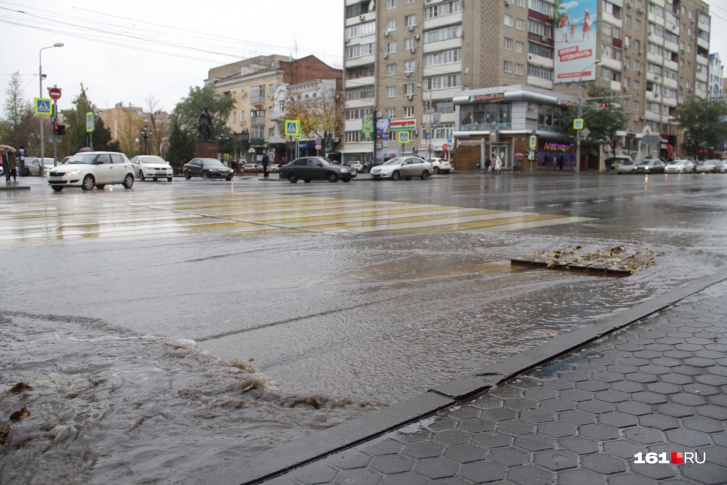 Нередко причиной потопов на городских дорогах становятся забитые ливневки