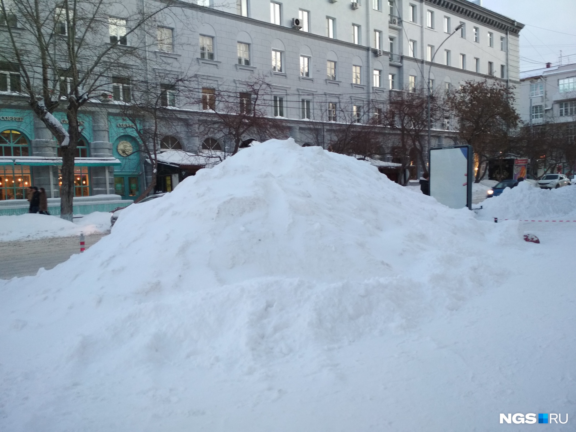 Снег во дворе. Сугробы во дворе. Гора снега во дворе. Кучи снега во дворе. Кучка снега.