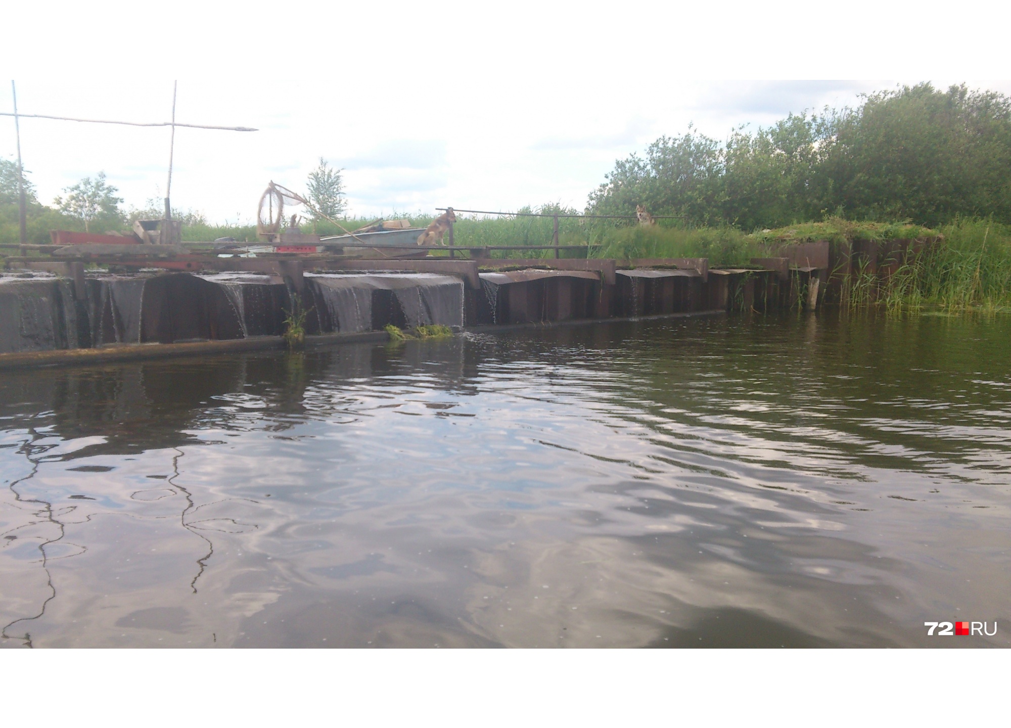Озеро в деревне является водохранилищем, там стоит дамба Озеро в деревне является водохранилищем, там стоит дамба 