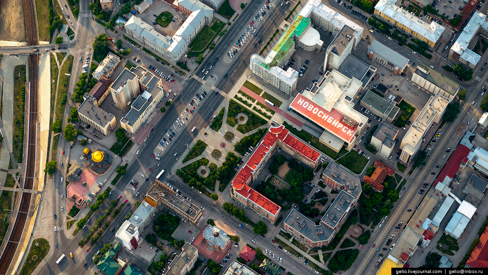 Фото № 5. На крыше какого здания красуется название города?