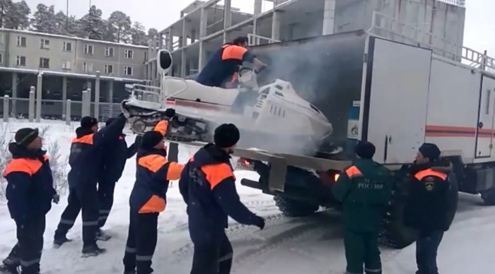 В Карпинский городской округ отправились восемь спасателей из Екатеринбурга В Карпинский городской округ отправились восемь спасателей из Екатеринбурга