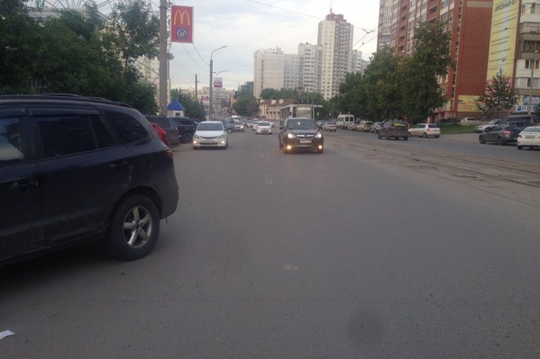 Женщина выбежала на дорогу перед близко идущим транспортом Женщина выбежала на дорогу перед близко идущим транспортом