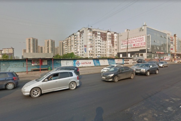 На этой площадке когда-то должна была появиться вторая очередь ТЦ «Арбат» На этой площадке когда-то должна была появиться вторая очередь ТЦ «Арбат»