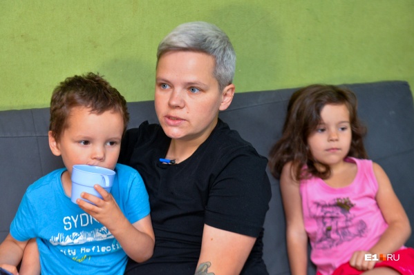 У Юлии — двое родных детей, а еще двоих приемных у нее отобрали после операции по удалению груди