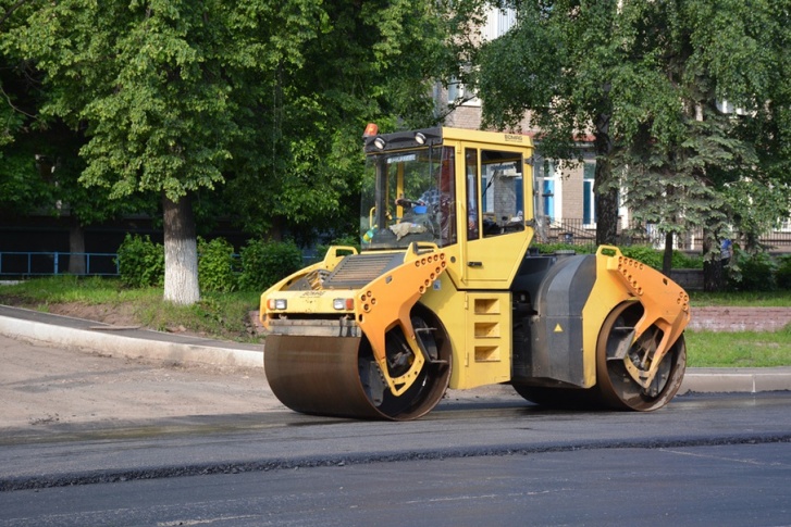 Дорожные службы призывают автомобилистов не заезжать на полосы свежеуложенного асфальта Дорожные службы призывают автомобилистов не заезжать на полосы свежеуложенного асфальта