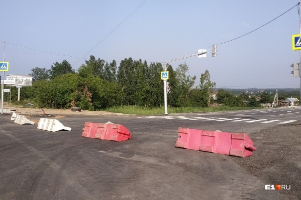 Новая дорога пока перекрыта блоками, но светофоры уже работают и замедляют поток Новая дорога пока перекрыта блоками, но светофоры уже работают и замедляют поток