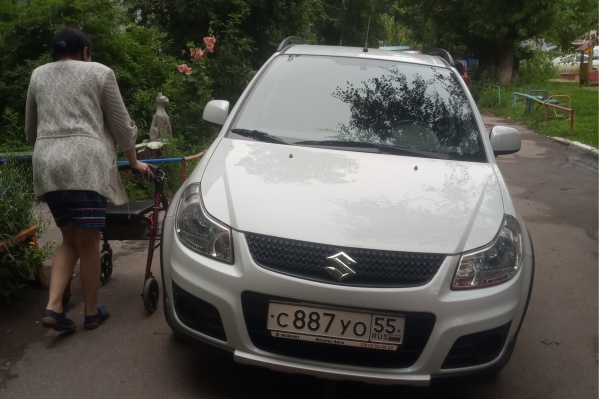 Серебристый Suzuki встал на тротуаре, перегородив путь пешеходам Серебристый Suzuki встал на тротуаре, перегородив путь пешеходам
